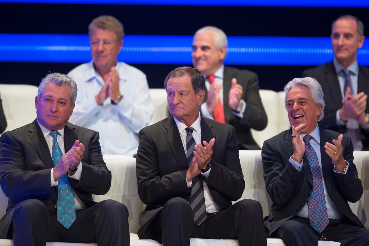 Víctor Manuel Vucetich, Enrique Meza y Justino Compean felices en la ceremonia.