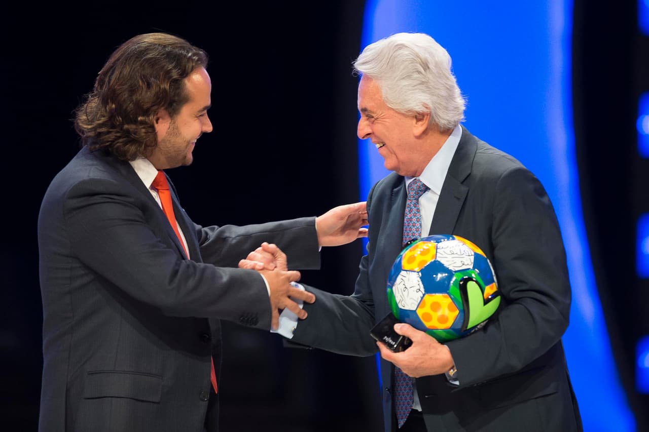 El ex presidente de la Femexfut, Justino Compeán fue reconocido simbólicamente.