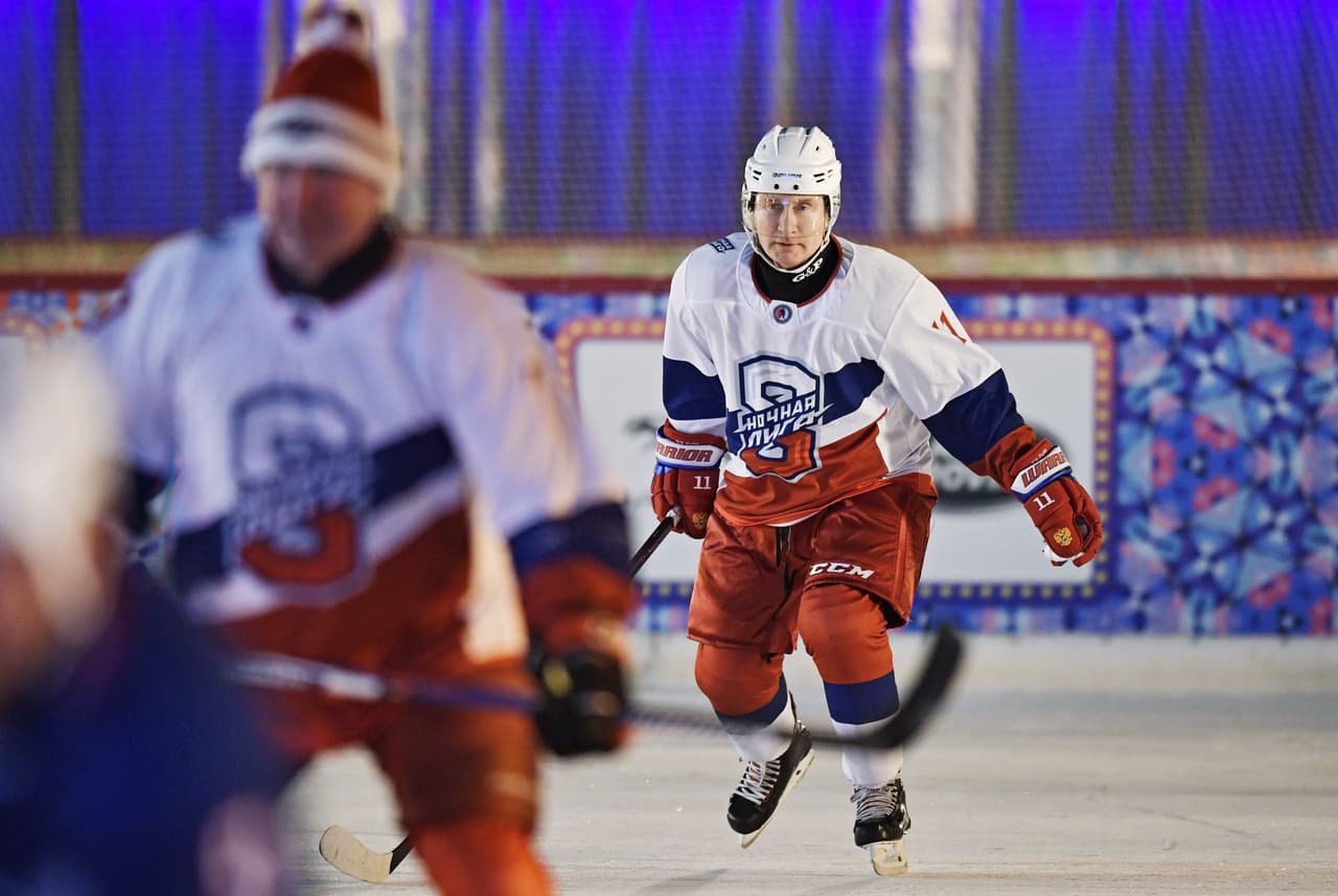El presidente de Rusia, Vladimir Putin, dejó de lado la formalidad de su cargo para demostrar su cualidades como deportista en el juego de exhibición del Night Hockey League en la Plaza Roja de Moscú.