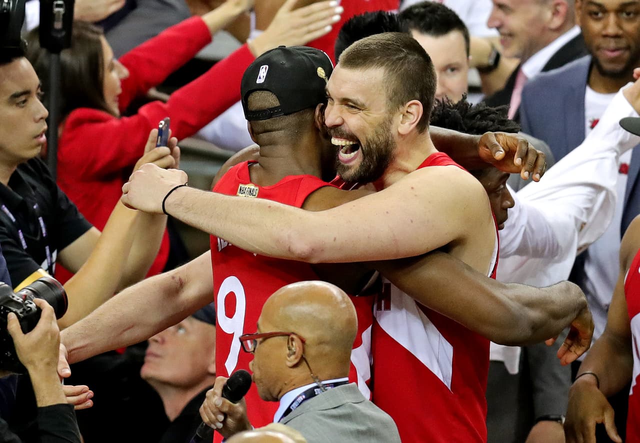 Los Toronto Raptors fueron, por récord, el segundo mejor equipo de la NBA y tras una exitosa, larga y desgastante Postemporada, lograron imponerse a los Golden State Warriors, el amplio favorito para refrendar su título. Dada la gran hazaña que acaban de conseguir los canadienses, así fue como festejaron en la casa del equipo más dominante de la NBA en los últimos cinco años.