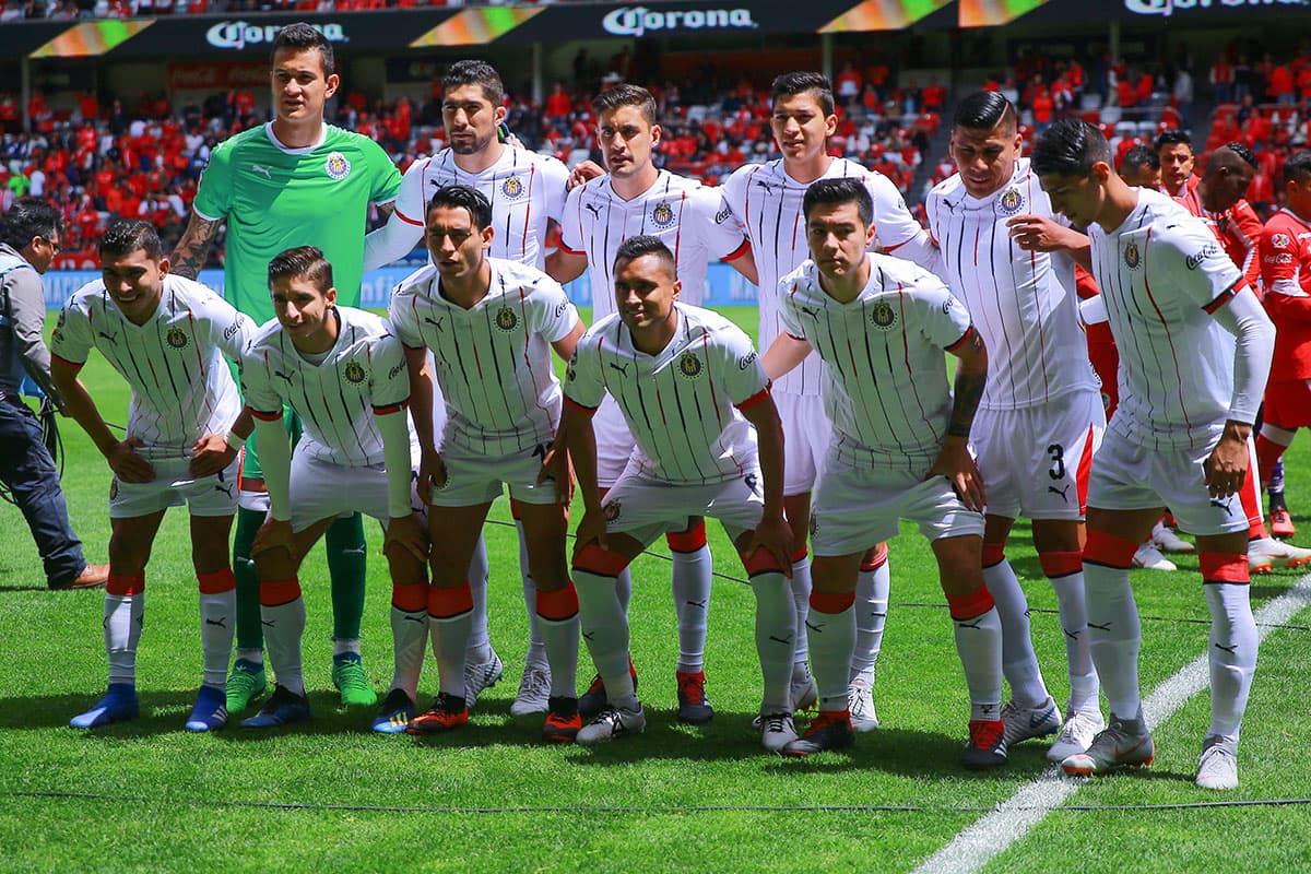 Los jugadores de Chivas posaron antes del inicio del partido.