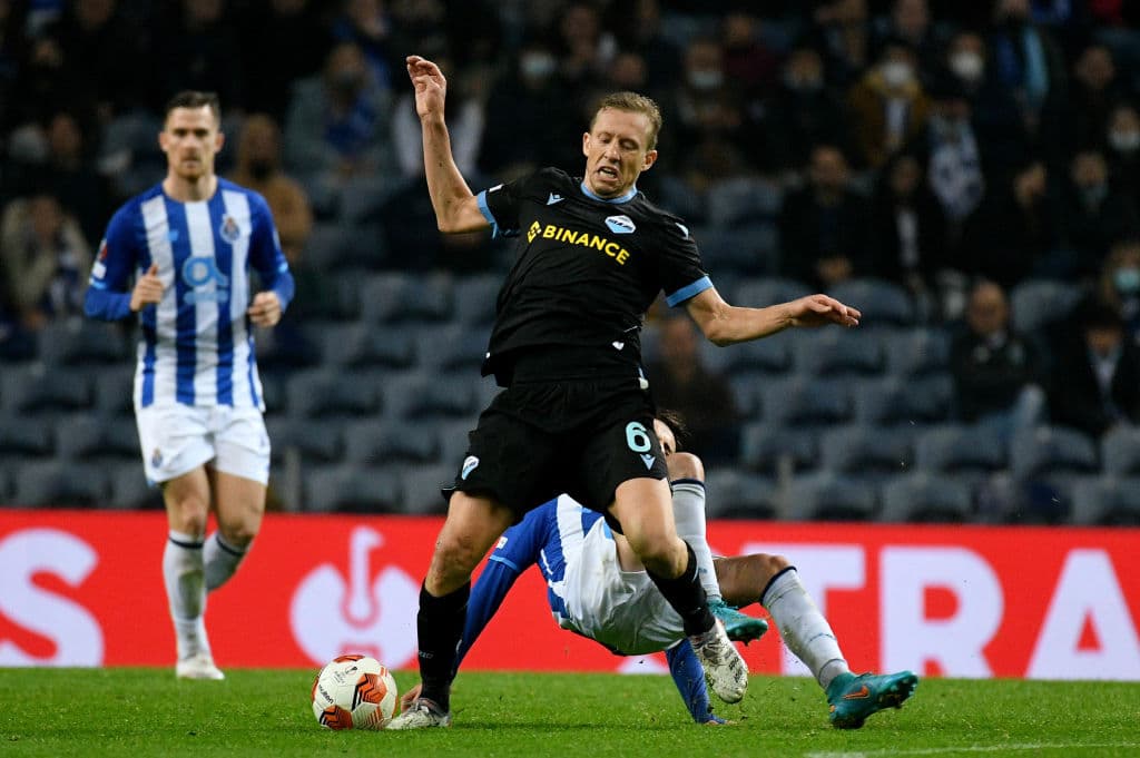 La asombrosa conexión de Joao Mario con Toni Martínez rompe a la defensa del Lille en dos ocasiones, y consiguen la remontada 2-1 sobre el conjunto francés.
