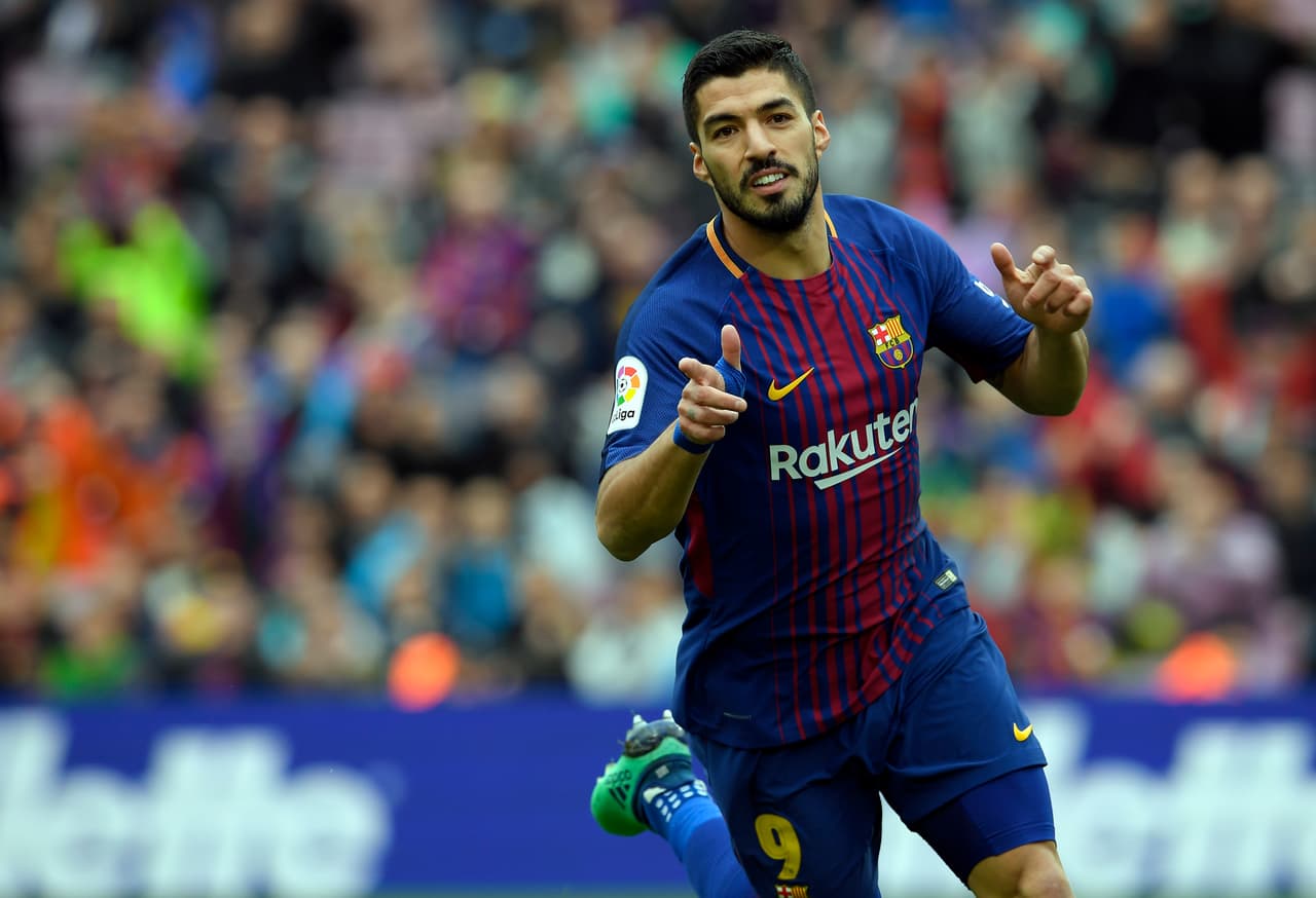 El 'Pistolero' definió de primera, con su pierna derecha, y la pelota se metió por el palo del portero Neto.