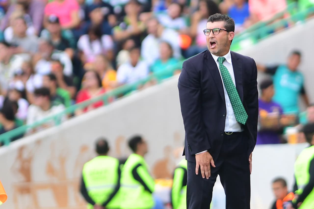 Mientras que José Manuel de la Torre se lamentaba por la temprana anotación que sufría su equipo. Tocaba remar.