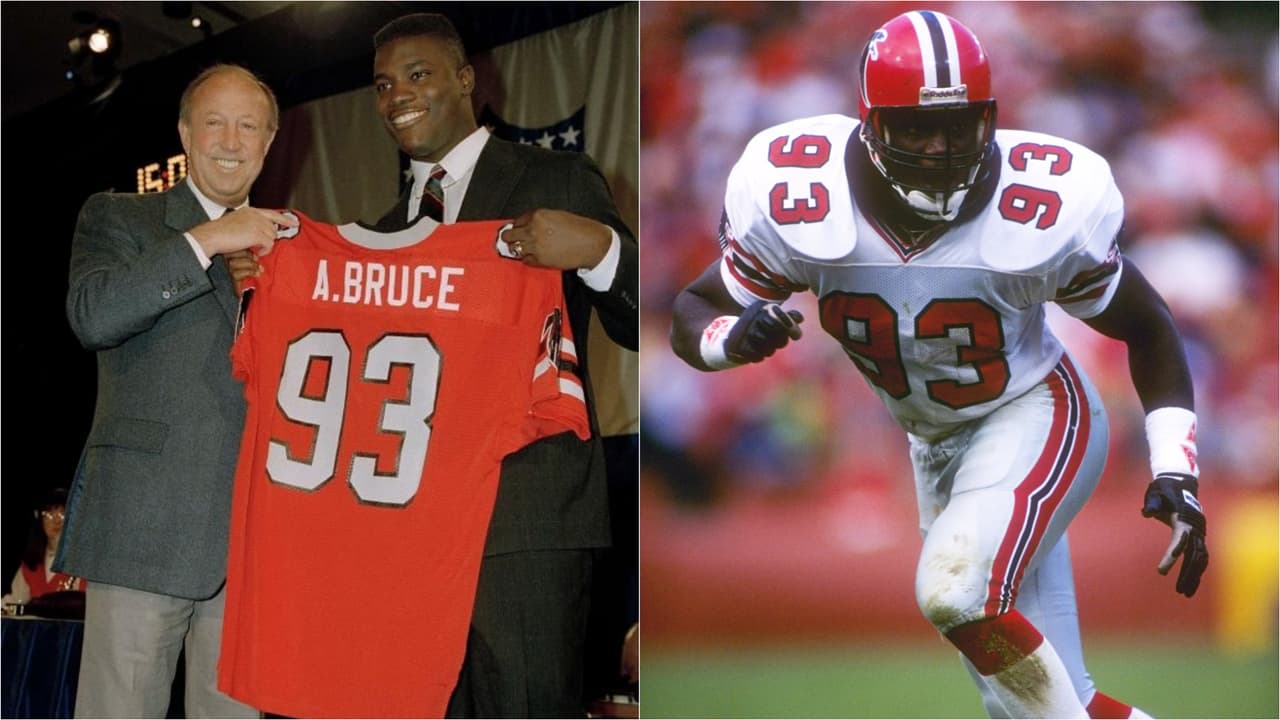 1988 AUNDRAY BRUCE | LB Auburn - 
<b>Atlanta Falcons</b>
<br>
<br>Aundray Bruce sostiene su nuevo jersey con el comisionado de la NFL Pete Rozelle en el Draft de la NFL en el Marriott Marquis Hotel en Nueva York, el 24 de abril de 1988. Bruce fue la primera selección reclutado por los Atlanta Falcons.