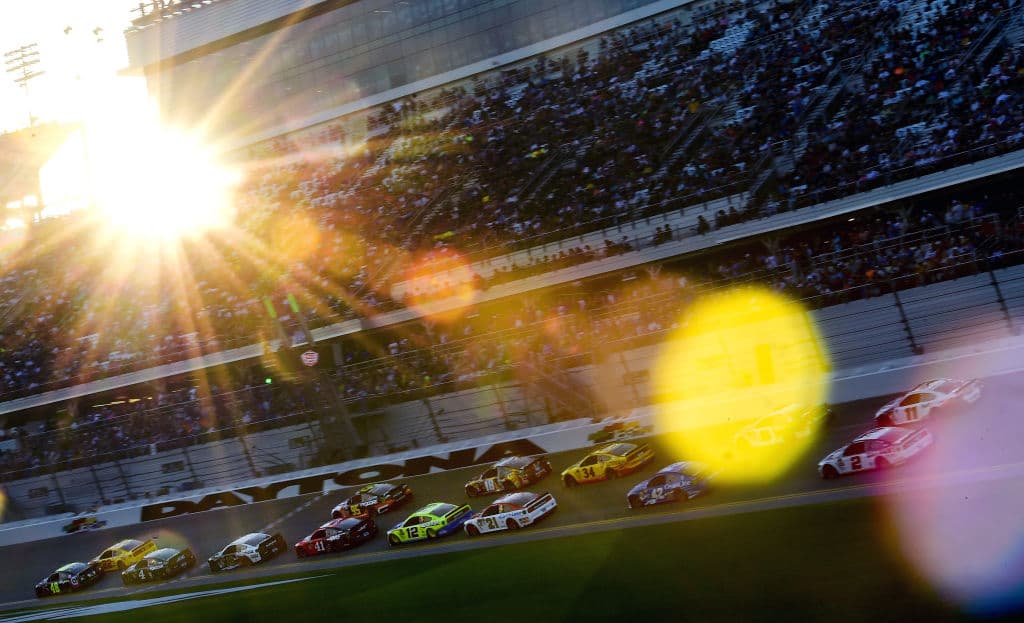En esta época del año, con días más cortos, los fotógrafos se deleitan con las luces y sombras que regala el centro de la Florida mientras la tarde cae en Daytona International Speedway.