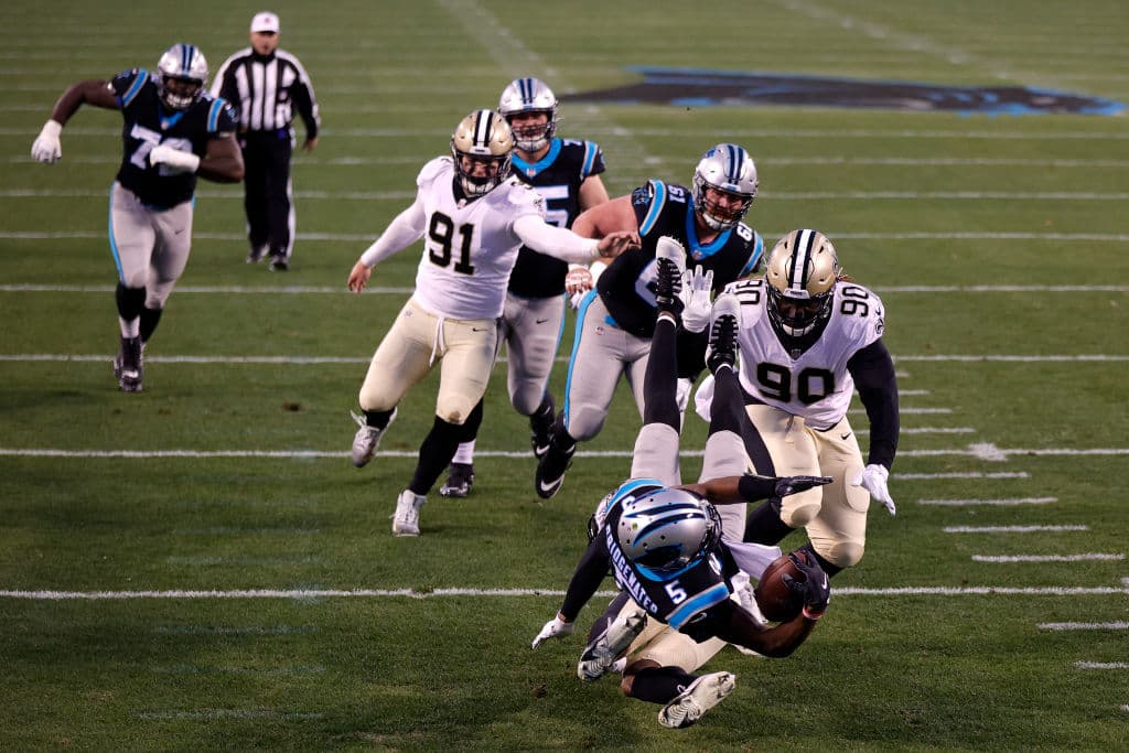 Drew Brees cierra la temporada regular con una contundente victoria 33-7 sobre los Carolina Panthers.