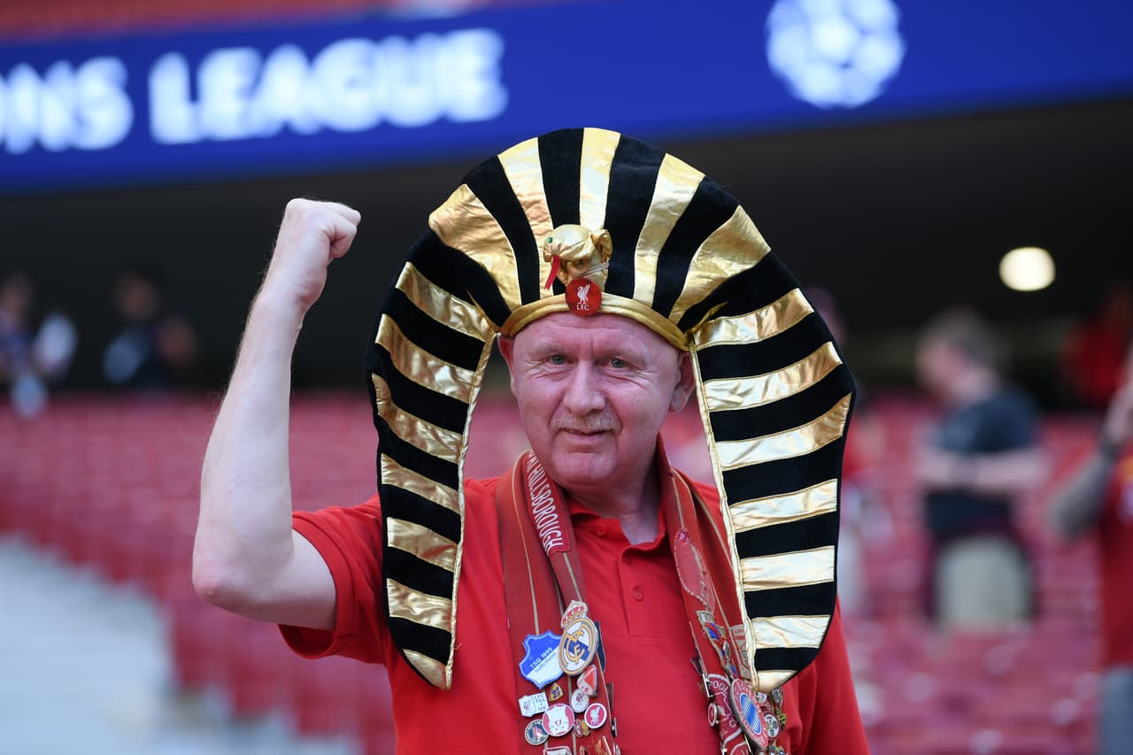 Ilusionados, con el firme deseo de que no se repita la derrota en la Final de hace un año ante el Real Madrid, los aficionados del Liverpool se fueron tomando el Metropolitano desde tempranas horas con sus banderas, playeras y bufandas alusivas al sentimiento de Anfield.