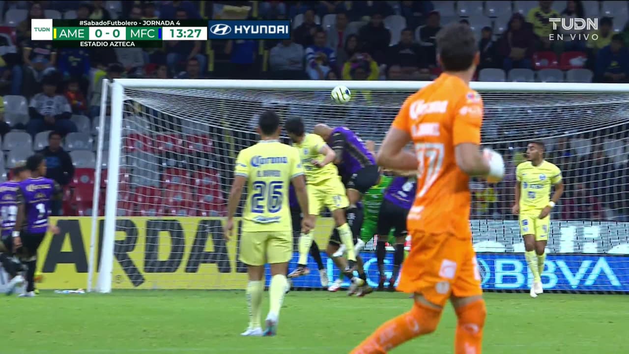 ¡CERCA! Néstor Araújo disparó que se estrella en el poste.