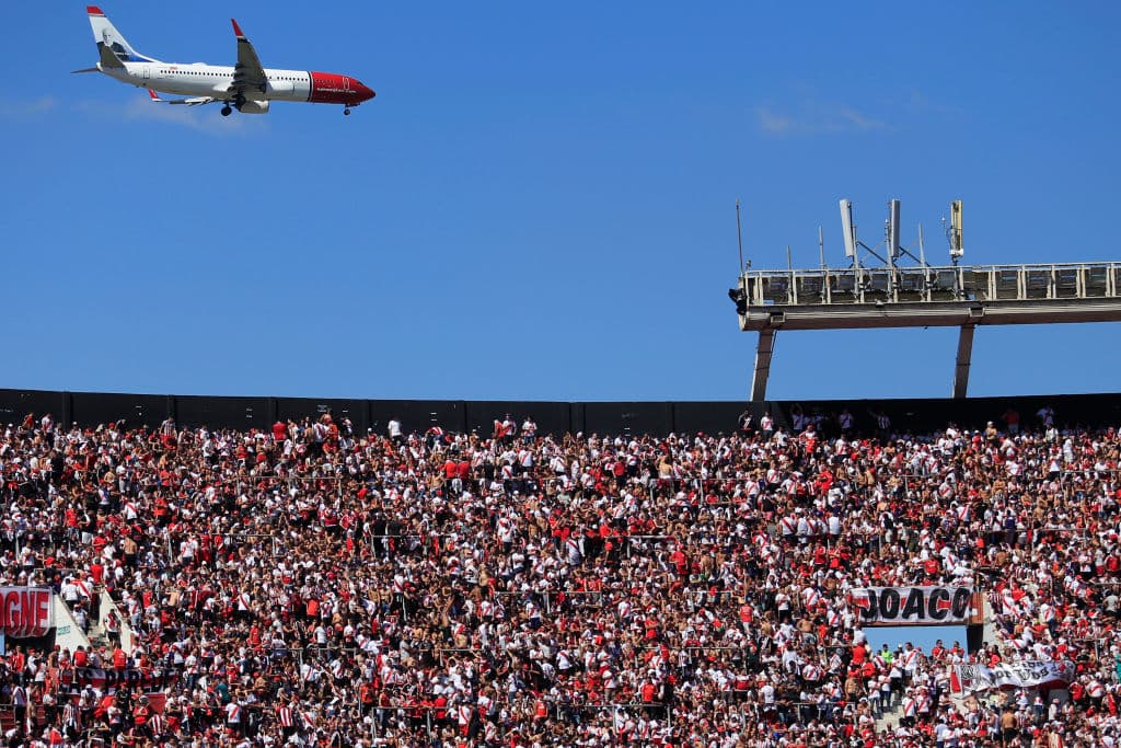 Los fanáticos de River Plate esperaron varias horas por la final de la Copa Libertadores contra Boca Juniors, juego suspendido luego de la agresión al vehículo del equipo Xeneize camino al estadio.