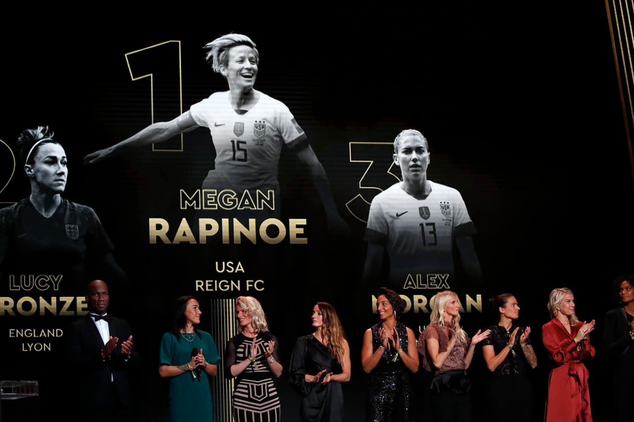 La estadounidense Megan Rapinoe es nombrada como la mejor jugadora de futbol del 2019. Rapinoe no pudo asistir a la ceremonia, pero sin duda es merecedora de este trofeo.