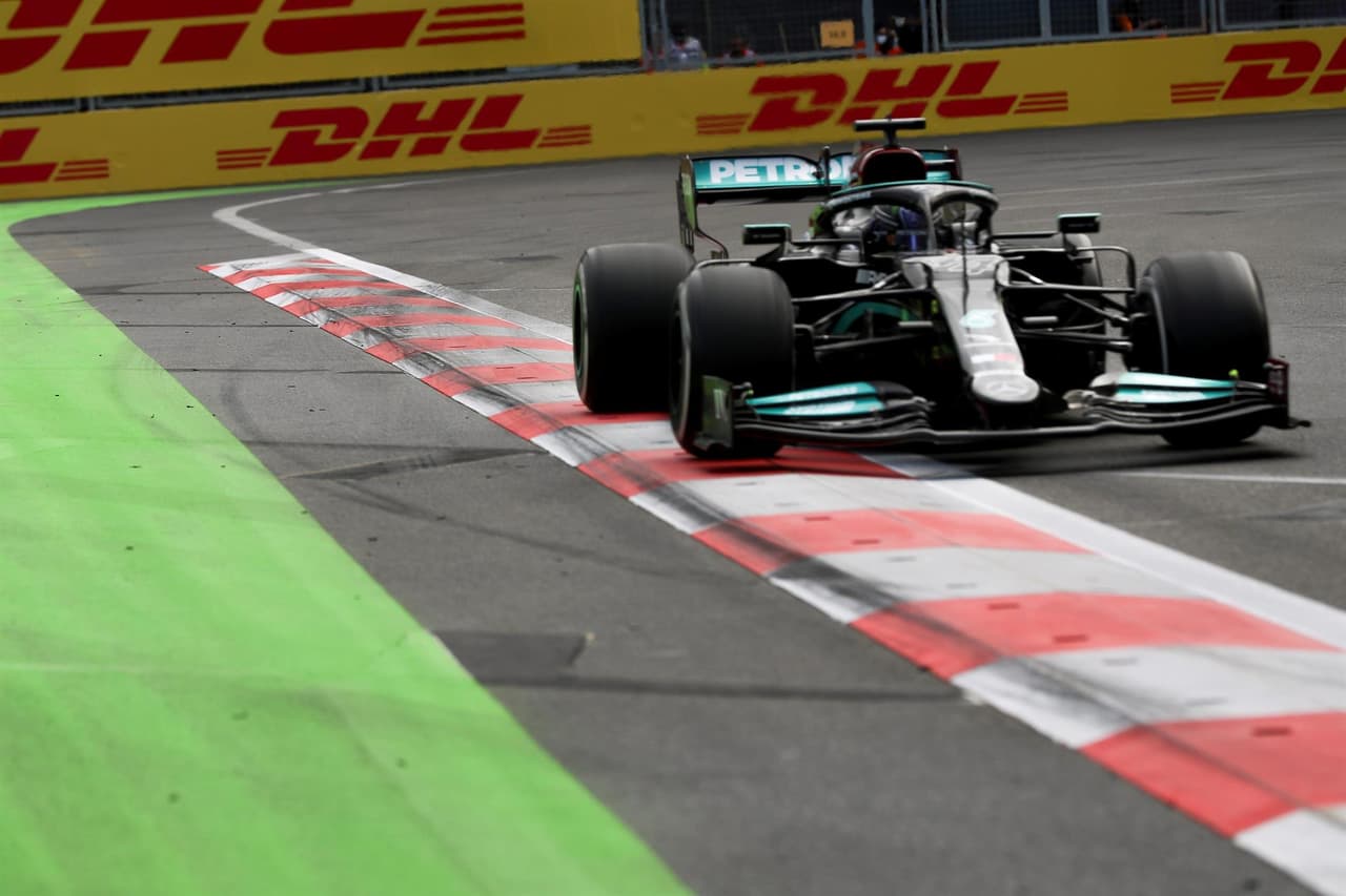 Tras una carrera muy dramática en el Gran Premio de Baku, el mexicano Sergio 'Checo' Pérez se lleva la carrera en la Formula 1 y consigue su segundo podio en su carrera. El piloto de Red Bull comparte el podio con Sebastian Vettel y Pierre Gasly. Max Verstappen abanonó la carrera tras ser puntero por una llanta reventada y Hamilton abandonó la carrera.