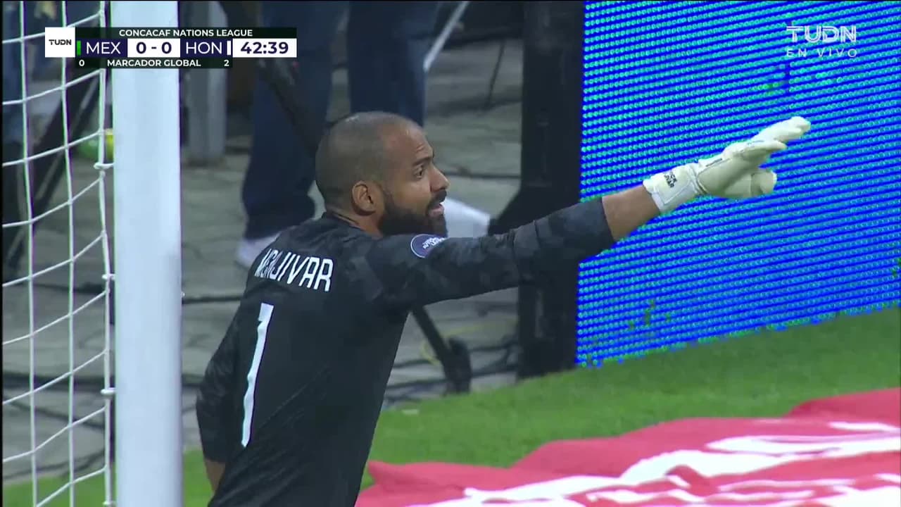 ¡GOL!  anota para México. Luis Chávez