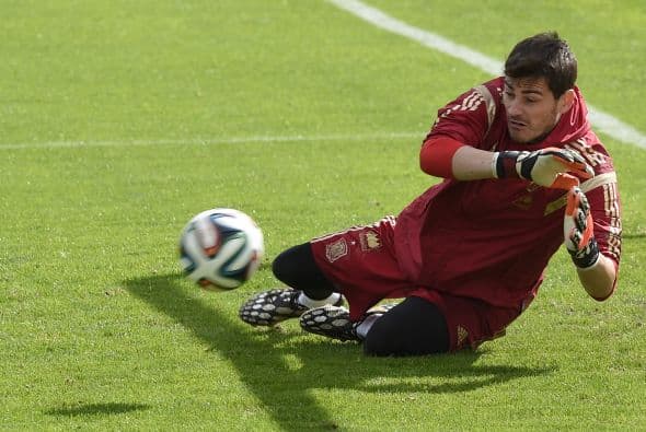 En el duelo de porteros Iker Casillas tiene una ventaja a su favor, el guardameta merengue sólo ha perdido dos finales en más de 14 años y fueron por el año 2000. Falta ver si conserva el nivel y no comete errores como en la Champions League.