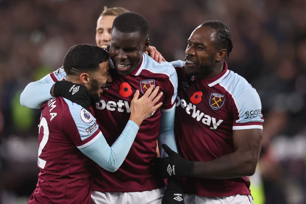 West Ham sorprende al Liverpool y lo derrota 3-2 durante la fecha 11 en la Premier League. Alisson Becker abrio el marcador con gol en contra a los 4' del encuentro, cuando Trent Alexander-Arnold empataba el juego al 41'. Pablo Fornals y Kurt Zouma pusieron arriba a los Hammers y Origi anotó el segundo para los 'Reds'.