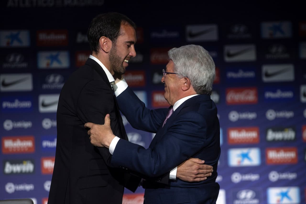 La ceremonia fue presidida por Enrique Cerezo, quien también entregó unas palabras: "eres un gran ejemplo de entrega dentro y fuera del campo".