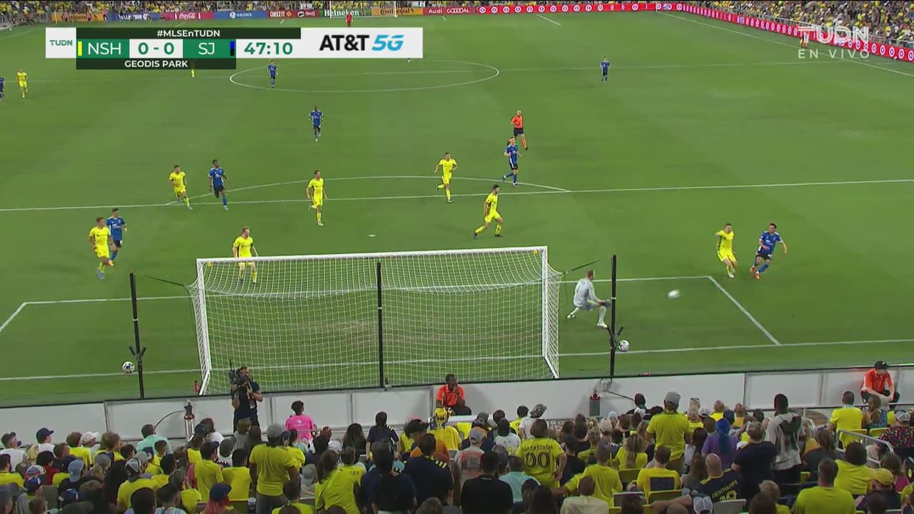 ¡Portero, portero! Willis rechaza el potente disparo de Cowell