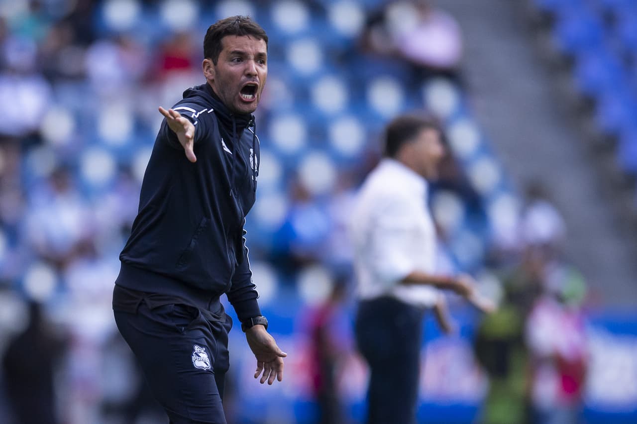 Larcamón, desesperado dando instrucciones.