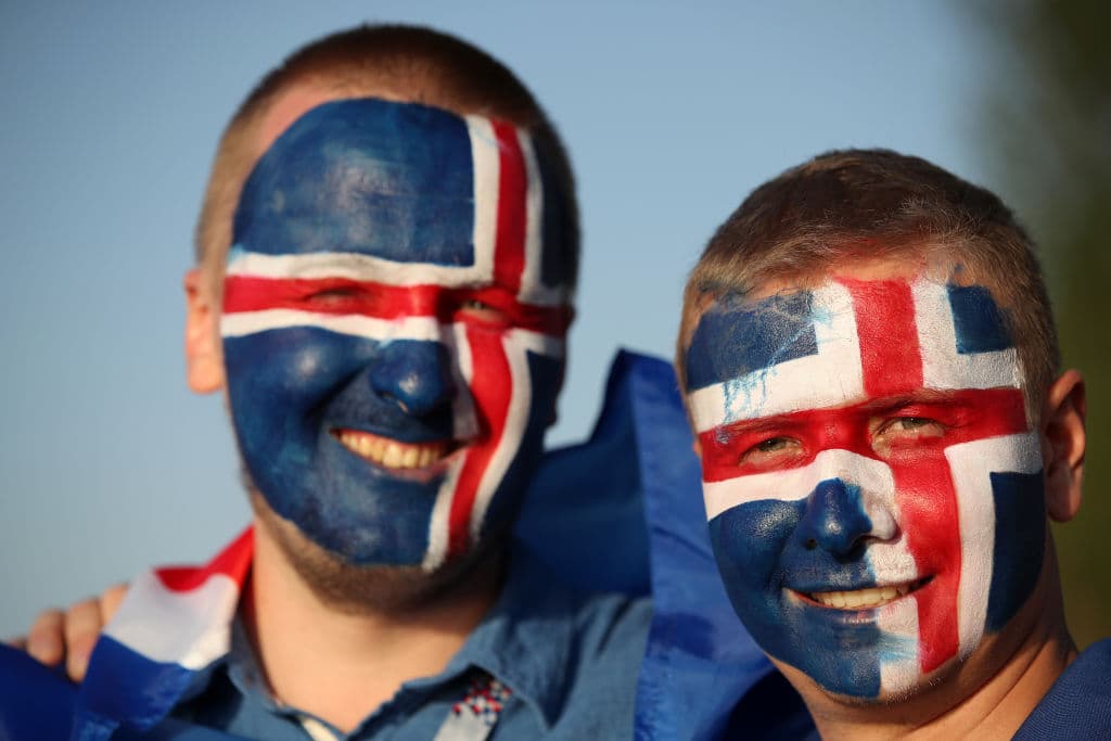 Con enorme alegría y júbilo, las fieles aficiones de Croacia e Islandia abarrotaron la Rostov Arena y sus alrededores para apoyar a sus selecciones con un gran ambiente, muy festivo.