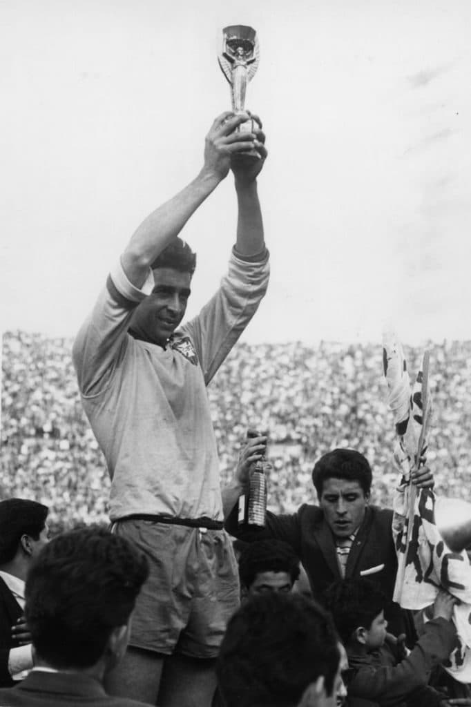 Mauro Ramos de Oliveira - El segundo título mundial de Brasil, en Chile 1962 con Pelé como figura, lo tuvo a él como el capitán. El defensor no solo compartíió con 'O Rei' en la selección sino que en el Santos eran compañeros.
