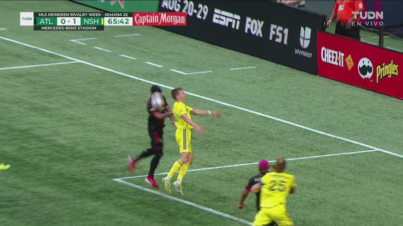 ¡Se la perdió! Franco no conecta bien al rematar con la cara