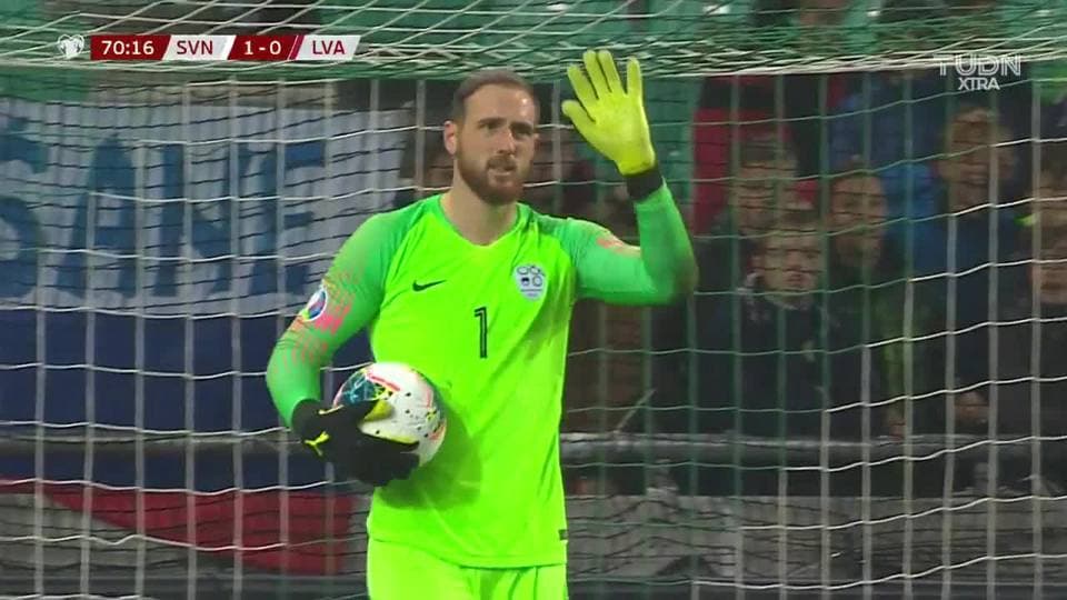 Aljaz Struna despeja el balón y aleja el peligro