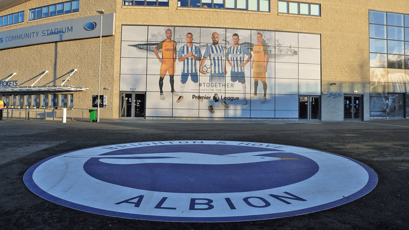 <b>Brighton and Hove Albion – The Amex</b>
<br>El estadio se ubica en las afueras de Brighton y la mayoría llega en transporte público. El estadio es moderno y espacioso, particularmente el área del túnel. La policía tiene buen control de la zona. Los casos de coronavirus ascienden a 381.