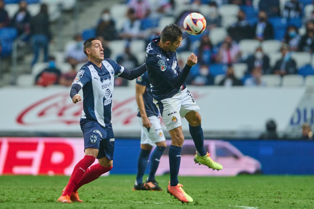 Isaac Brizuela y Alexis Vega se encargan de mantener viva la ilusión de Chivas de quedar dentro de la fiesta grande del futbol mexicano luego de vencer 1-2 a Monterrey.