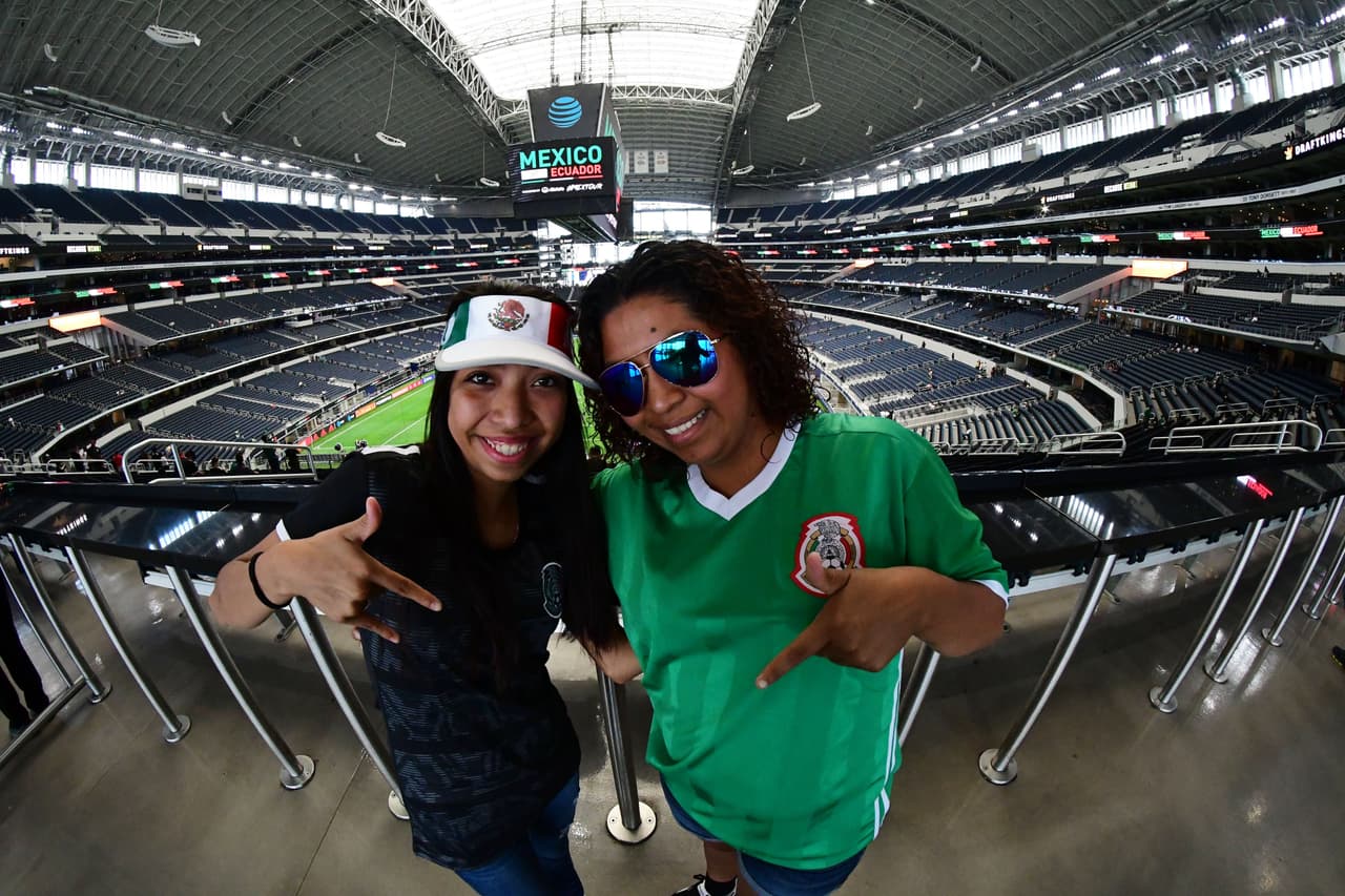 Los fanáticos mexicanos en el AT&T Stadium de Arlington, Texas, aguardan por el juego amistoso del Tri contra Ecuador.