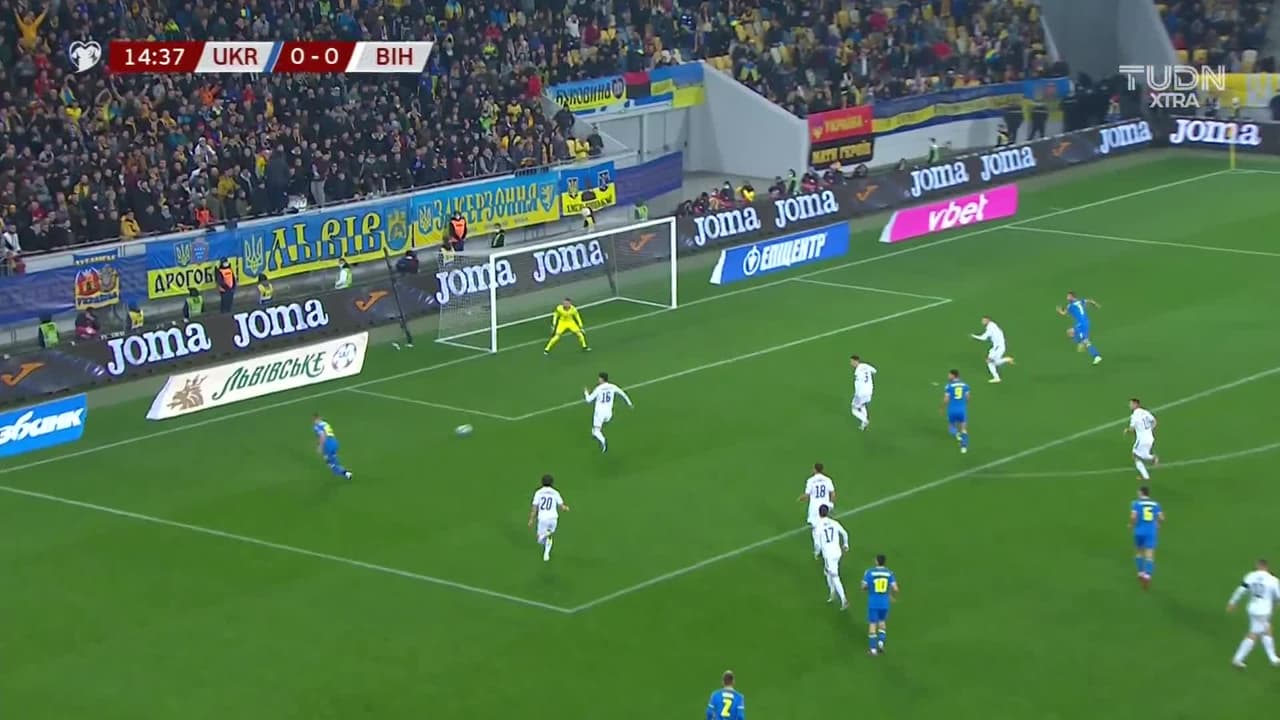 ¡GOL!  anota para Ucrania. Andriy Yarmolenko