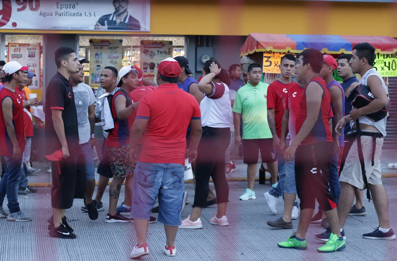 La afición jarocha propicia la violencia afuera del estadio de Veracruz.