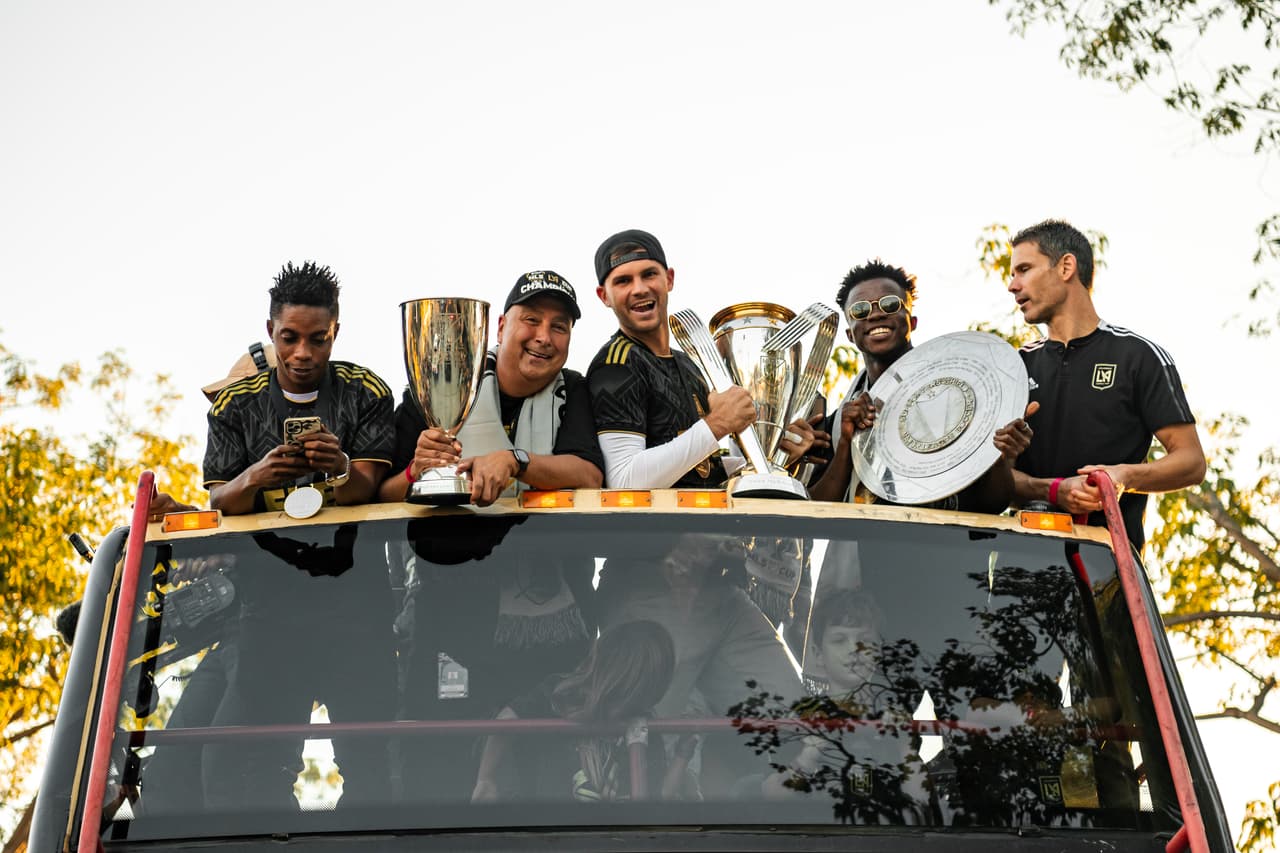 Los tres trofeos pasearon por los alrededores del Banc of California Stadium.