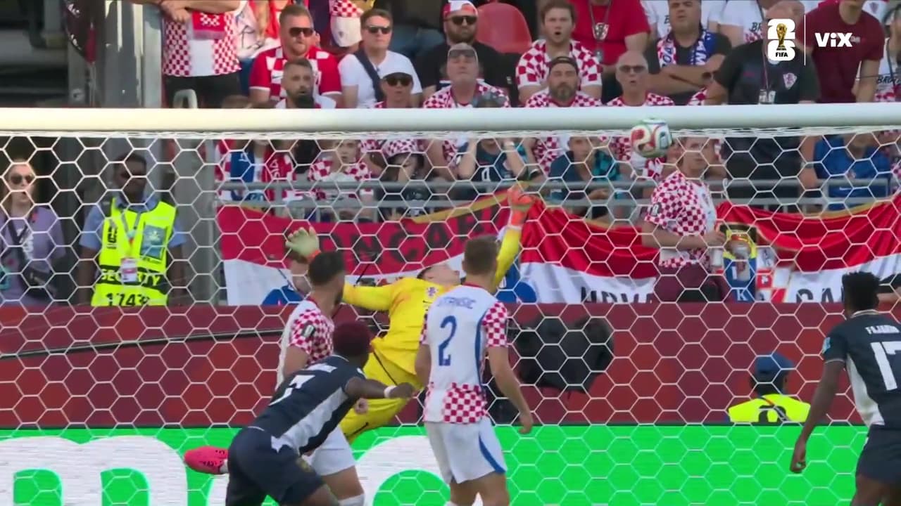 ¡Susto para Croacia! Cabezazo del Puma Rodríguez termina en el travesaño