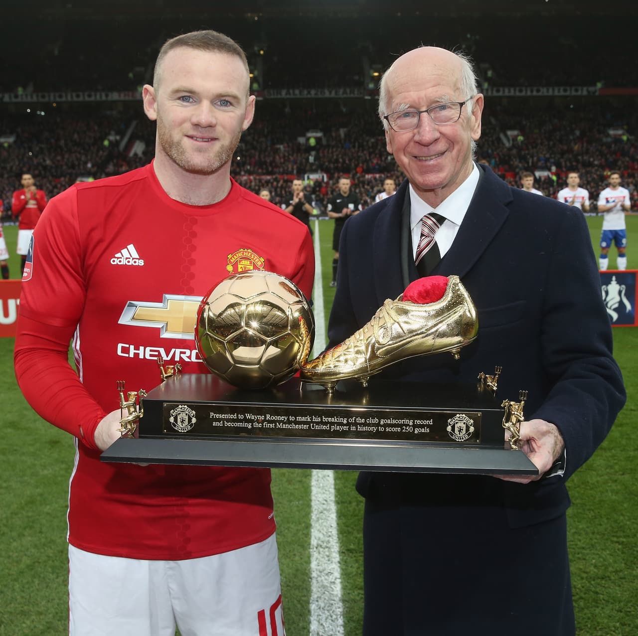 Gol 250, Enero 2017: Sir Bobby Charlton, antiguo poseedor del récord, reconoce a Wayne Rooney como el máximo anotador en la historia del equipo.