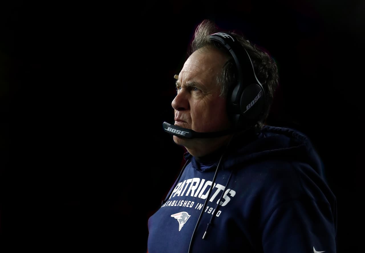 <b>¡Feliz cumpleaños, Bill Belichick! </b>
<br>Bill Belichick cumple 68 años este 16 de abril. Ante esto, vamos a desmenuzar parte de la ideología que lo ha caracterizado durante su carrera como head coach en la NFL, resaltando dos décadas en las que convirtió a los New England Patriots como una de las dinastías más dominantes en la historia del deporte y del futbol americano.