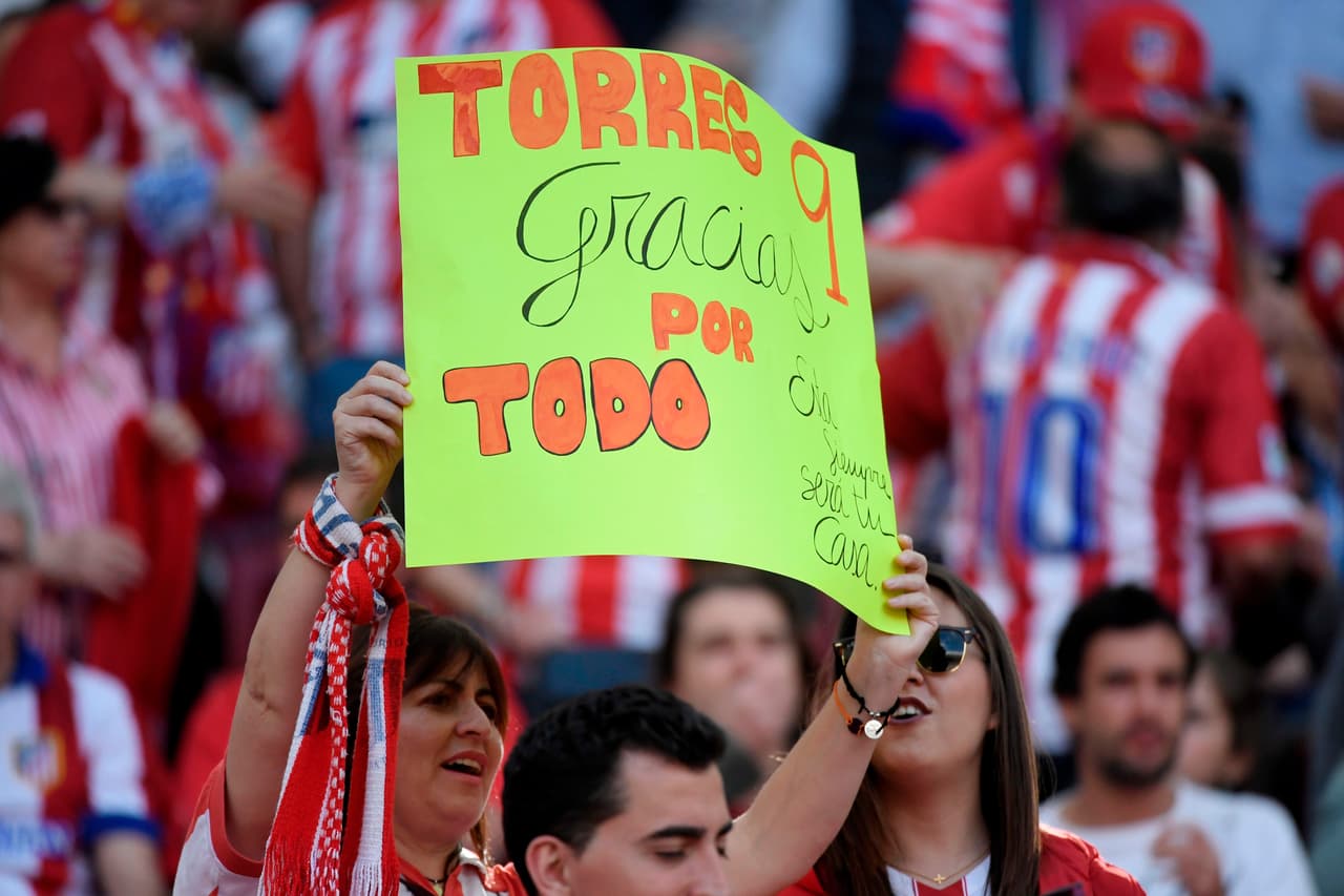Los fanáticos llegaron al escenario para demostrarle su aprecio y agracerle al goleador tras su regreso al equipo.