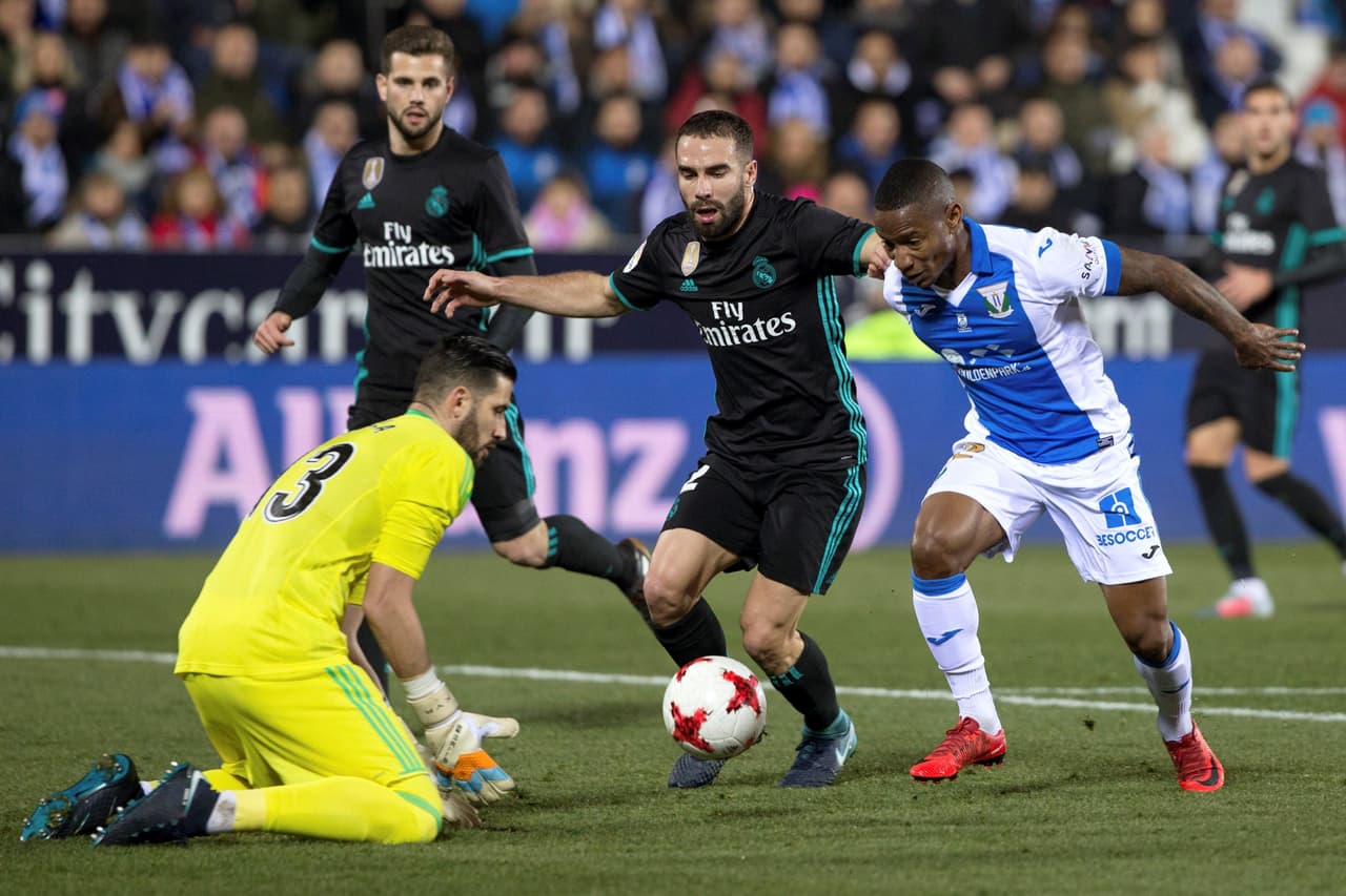 Por su parte, el francés Claudio Beauvue se rebuscaba algunos balones pero no le era posible derribar el muro madridista.
