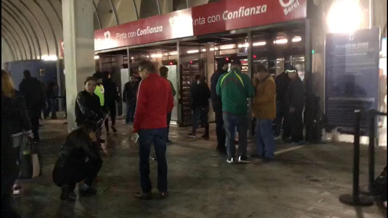 Decenas de aficionados se perdieron el inicio del partido.