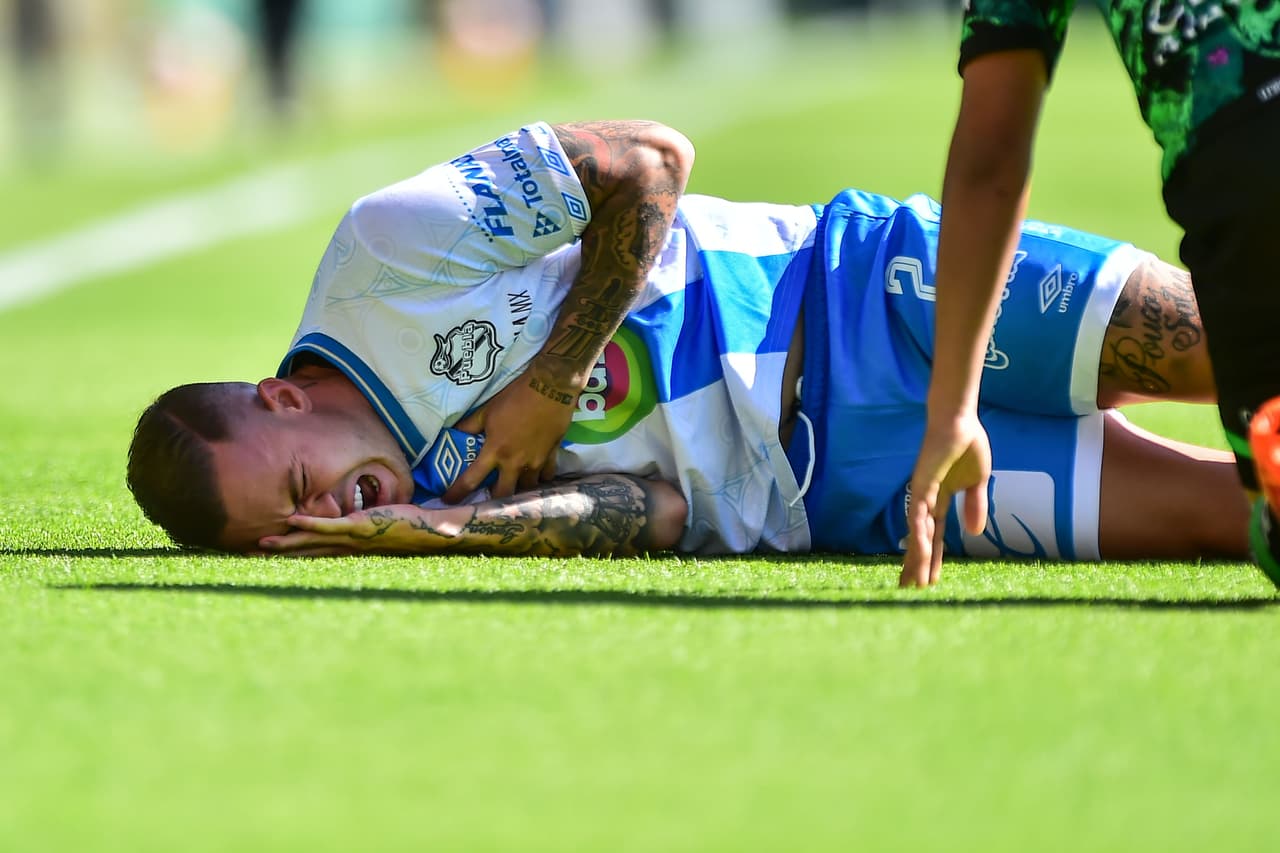 León inició su juego ante Puebla con el pie izquierdo al quedarse con 10 hombres a los 4 minutos tras la expulsión del juvenil Pedro Hernández por una entrada desmedida sobre Gustavo Ferraries.