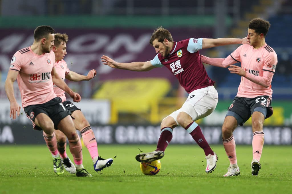 Burnley logró sacar apretada victoria como local ante el Sheffield United 1-0. El único gol del encuentro corrió a cargo de Ben Mee.