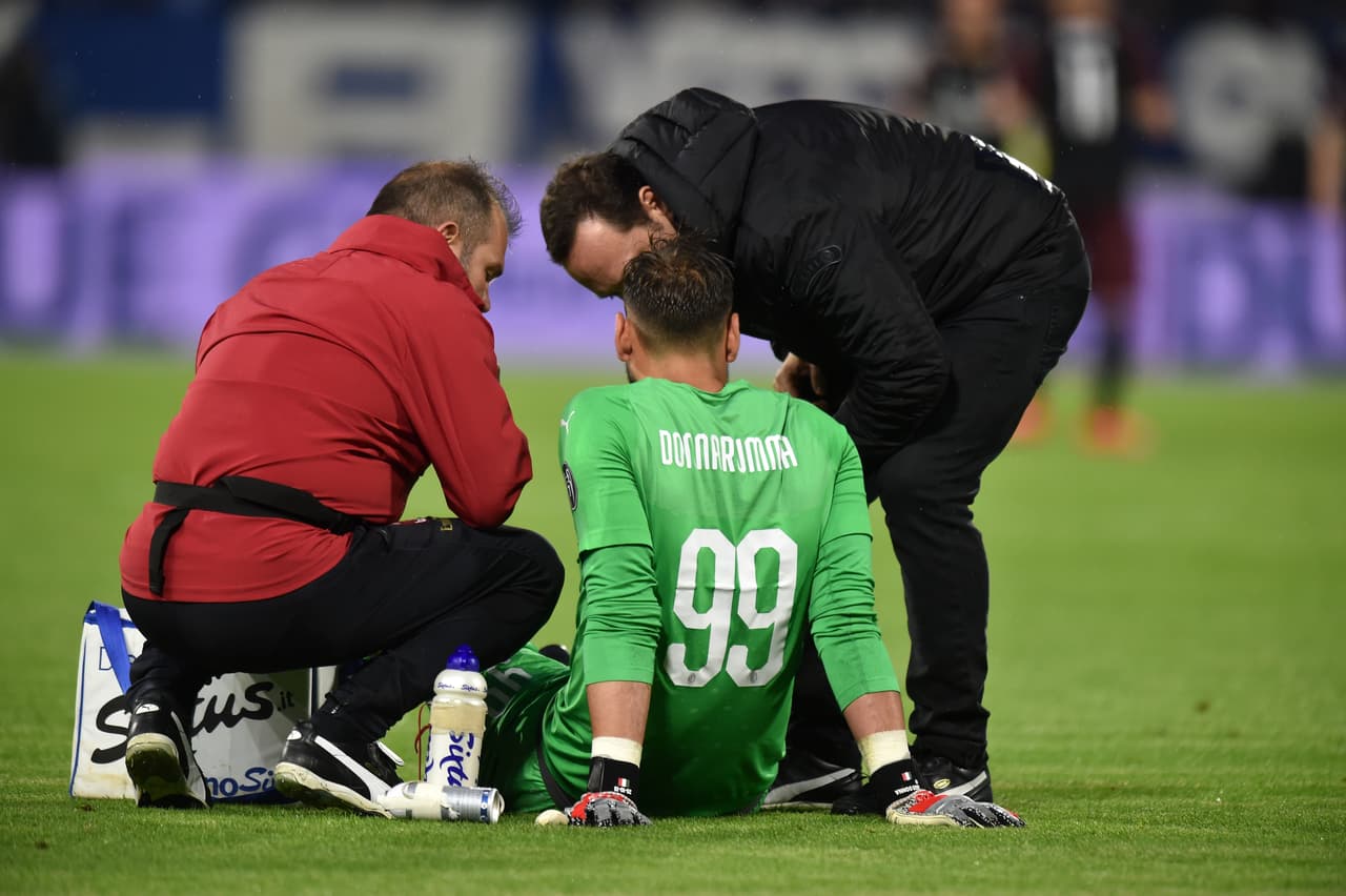 Al minuto 21 tuvo que retirarse lesionado el arquero del Milan, Gianluigi Donnarumma. En su lugar ingresó el español Pepe Reina.