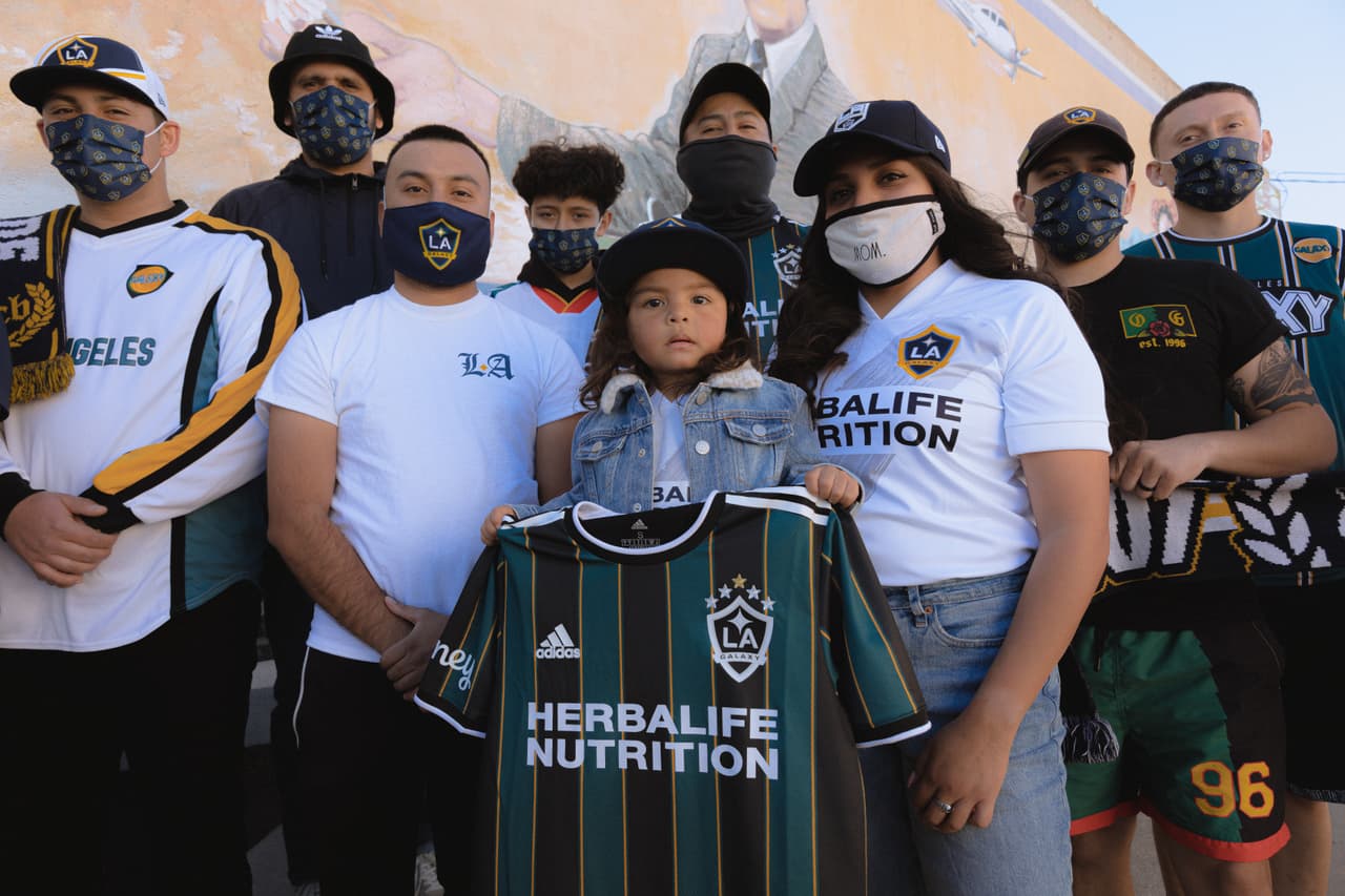 Así luce el espectacular jersey retro del Galaxy.