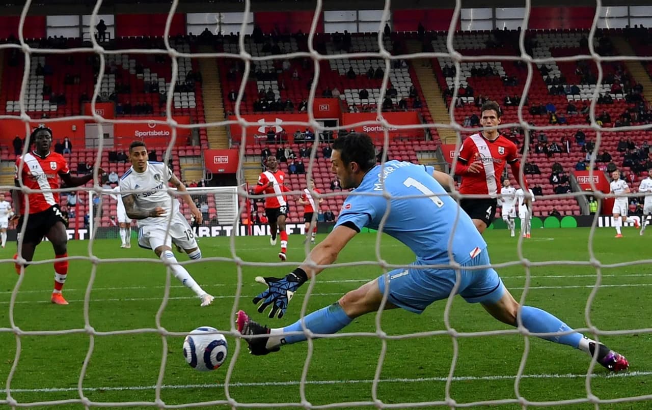 Leeds suma su tercera victoria consecutiva, esta vez ante Southampton con un marcador de 2-0. Patrick Bamford abrió el marcador al minuto 73 del encuentro y, quien le diera la victoria definitiva al equipo de Bielsa, fue Tyler Roberts al 90+5' en la penúltima fecha de la Premier League.