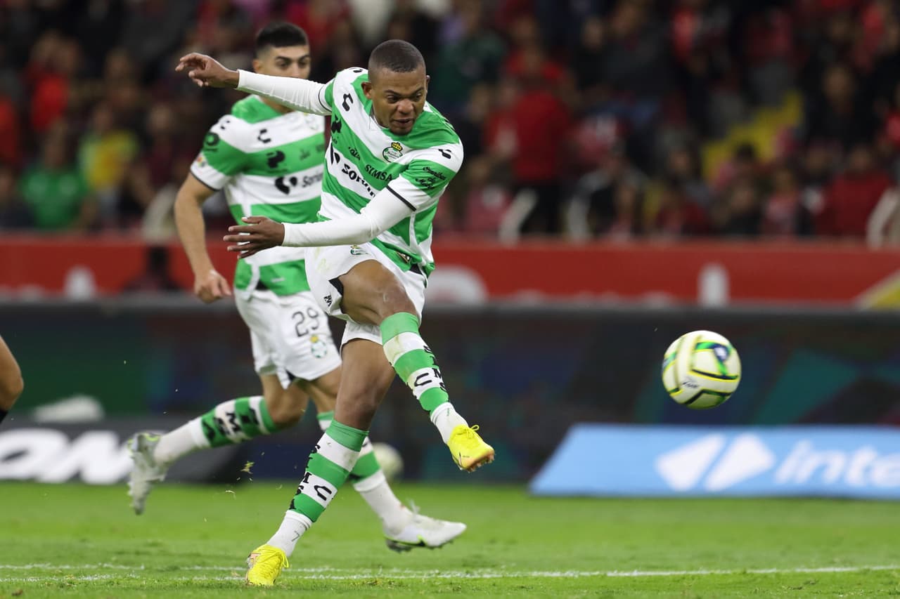 Julián Quiñones se vistió de héroe con Atlas para rescatar un punto ante Santos Laguna en el inicio de la Jornada 4 del Clausura 2023. Javier Correa adelantó a los Laguneros y Jonathan Herrera empató para los Rojinegros en la segunda mitad. Juan Brunetta echó a perder la fiesta de los locales, pero Quiñones daría el golpe final para llevarse el empate.