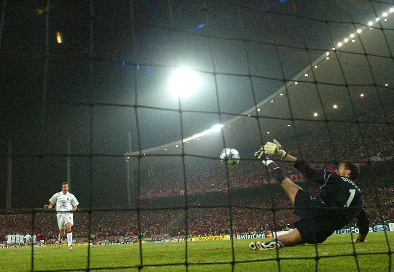 <b>¡Enorme atajada con las uñas de los pies!</b>
<br>Jerzy Dudek se convirtió en el héroe de aquella final, atajando el tiro luego de estirar el pie.