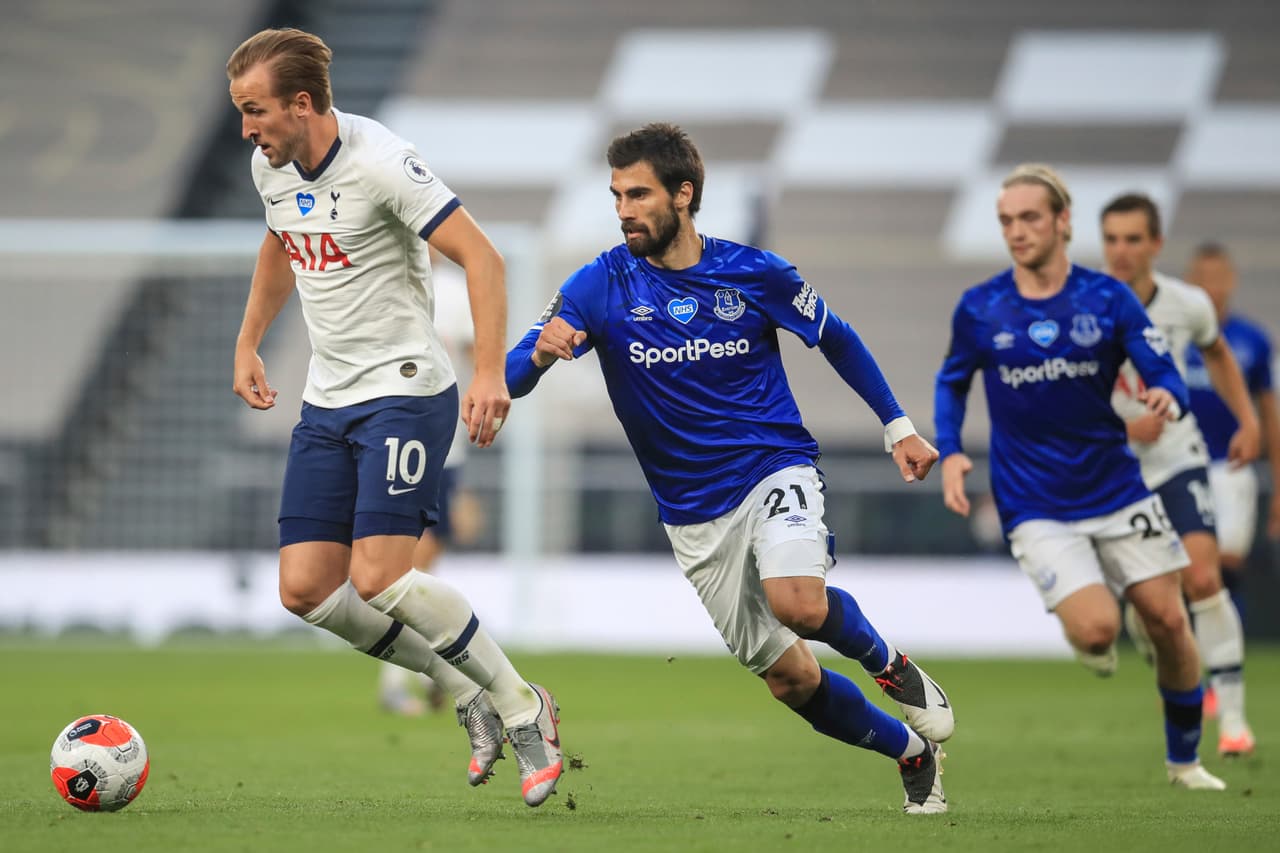 Harry Kane recive el balón y de manera inmediata André Gómez va a la marca a tratar de contener al delantero inglés.