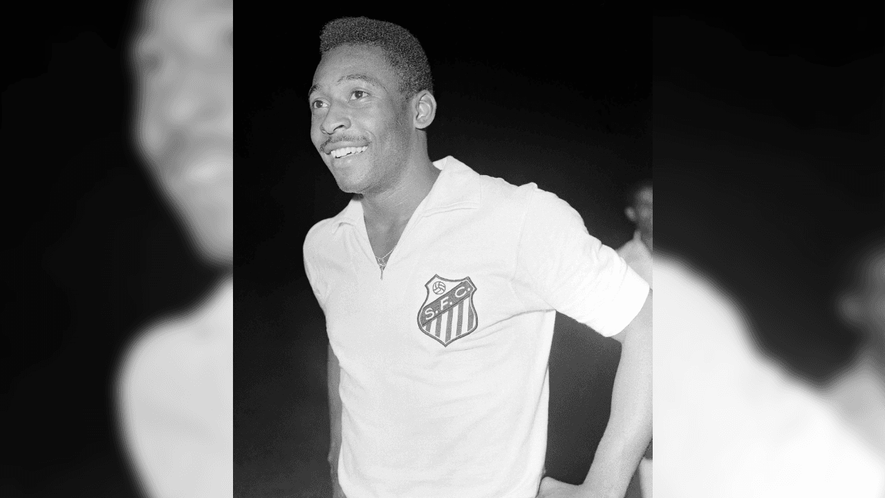 "La llegada a Nigeria en 1969 de la leyenda del futbol brasileño, Pelé, trajo un alto al fuego de tres días. Tanto el gobierno como la independizada República de Biafra aceptaron una tregua para permitir a su equipo, el Santos, jugar dos partidos de exhibición contra equipos locales. Durante 72 horas, el futbol fue más importante que la guerra", reveló la revista estadounidense TIME, en 2005.