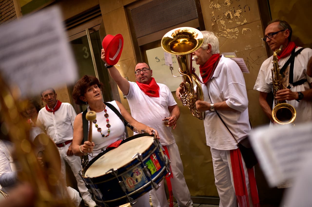 Música, color y gran ambiente proliferan en las angostas e históricas calles de Pamplona, en la provincia de Navarra. Este festejo es en honor al santo patrón de la ciudad, San Fermín de Amiens.