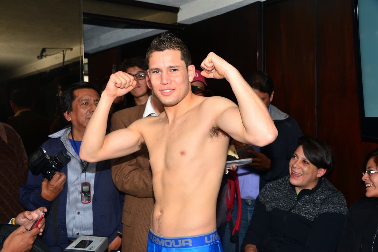 Carlos Cuadras cumplió con prepesaje y prometió noquear a Richie Mepranum