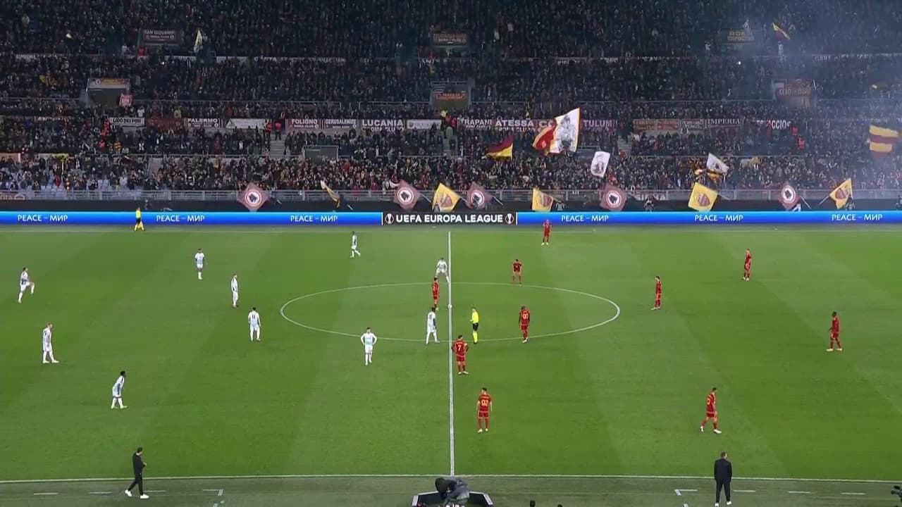Arranca el partido y la pelota está en juego.